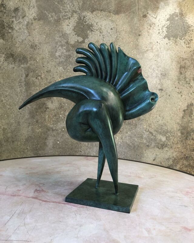 Rétro Bipède. 5/8. Vendu et expédié aux États Unis. Éditions toujours disponibles 
 #bronze, #sculpture, #artisteindependent, #morphe,#sciencefiction , #animalethumain, #retro, #bipede